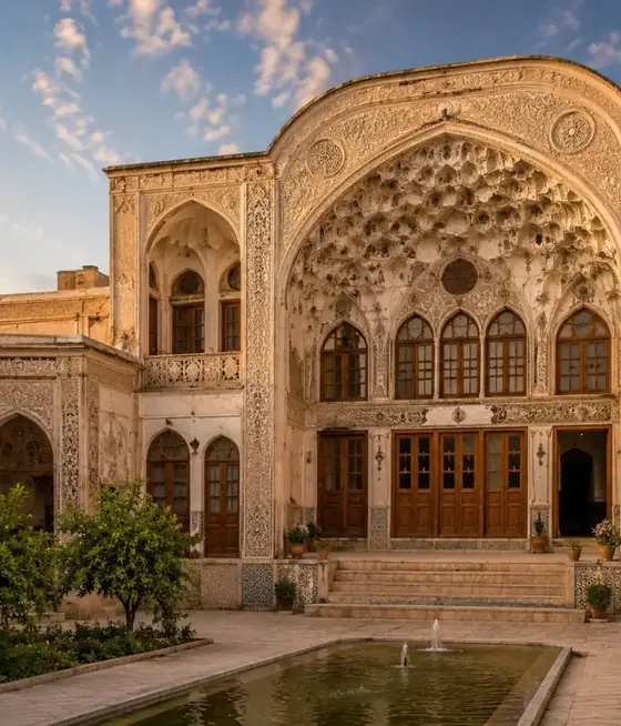 نمای ایوان مقرنس‌کاری‌شده‌ی یک خانه‌ی سنتی